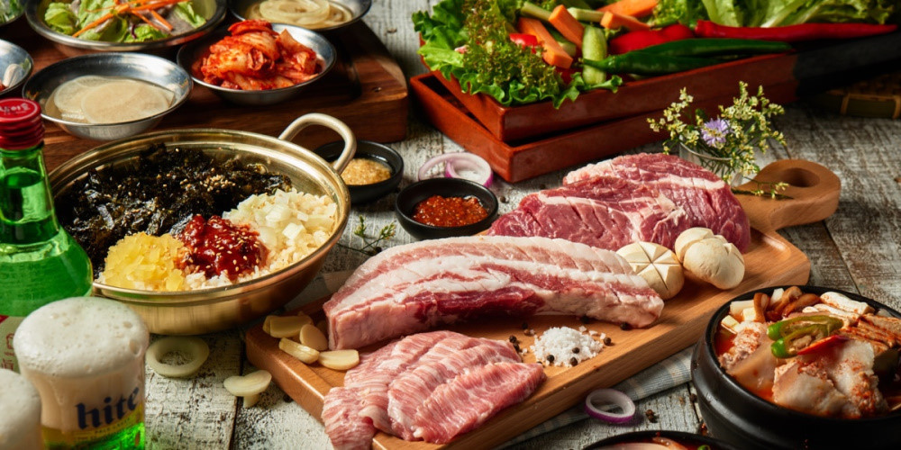 咚咚家2022網路訂位享刷卡優惠現金折扣及EZCASH回饋，適用咚咚家分店包含咚咚家韓式豬肉專賣-林森店、咚咚家韓式豬肉專賣-光復本店，咚咚家菜單最大特色就是提供頂級伊比利豬和台東香草豬的韓國烤肉，不只挑戰饕客的味蕾，EZTABLE咚咚家網路訂位讓你省荷包還有回饋可以拿